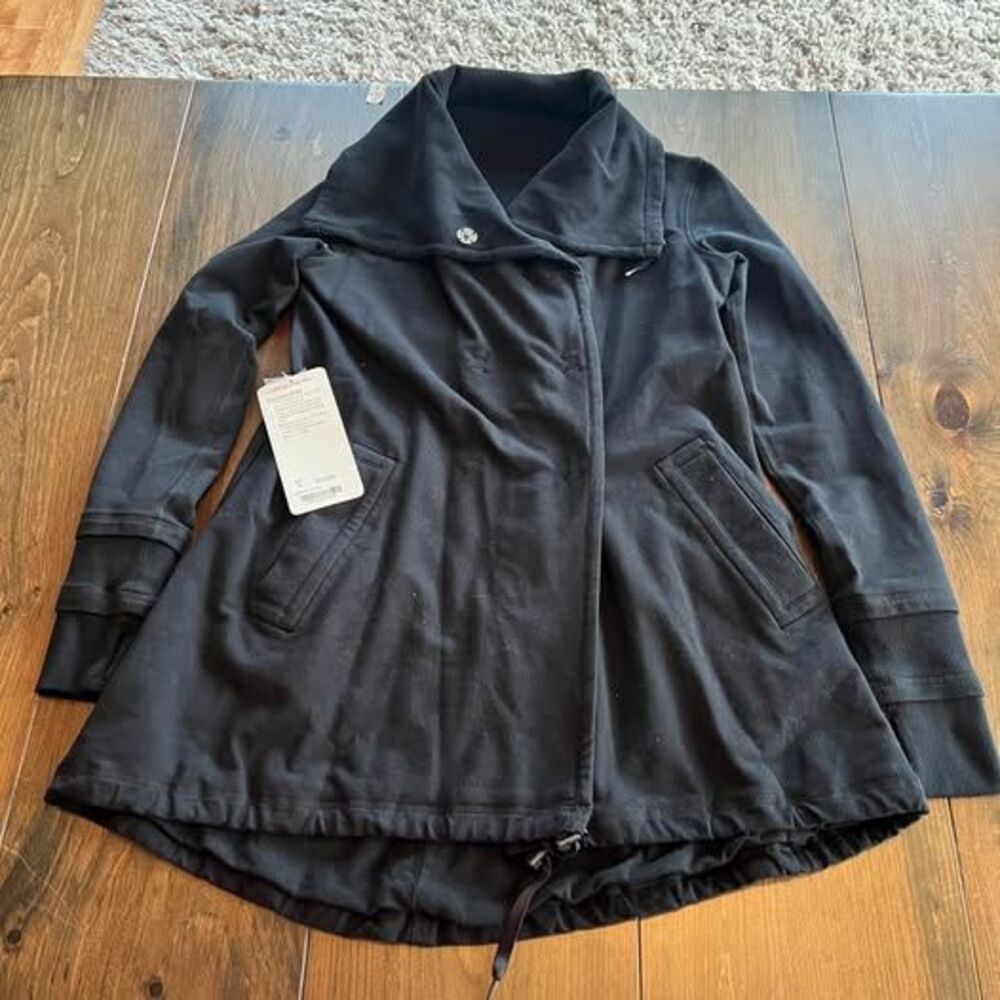 Lululemon Women’s Black Gratitude Wrap-size 6